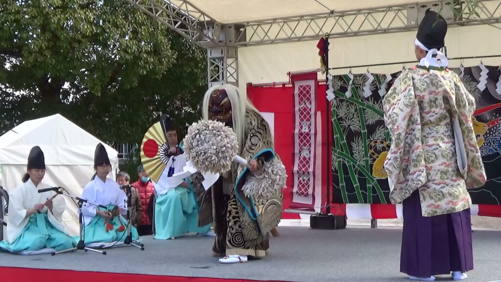 関・杖で撫でる