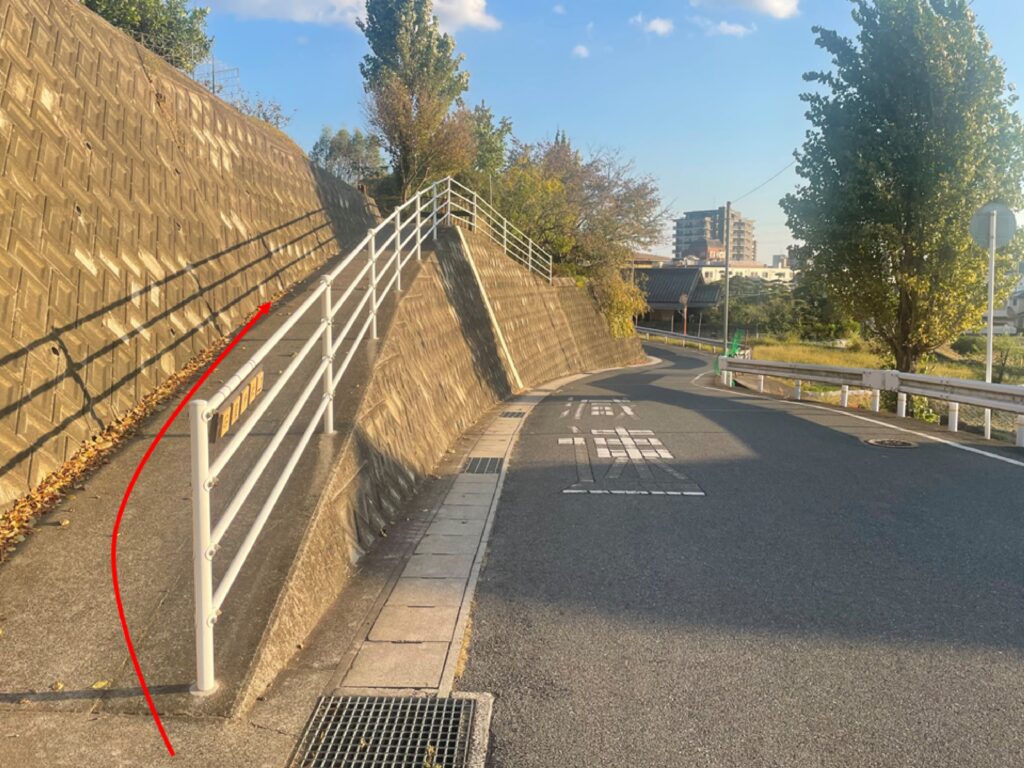 石屋神社の石段ルートの入り口付近の写真2